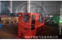 架線式電機(jī)車為什么禁止在停穩(wěn)前反向行駛？